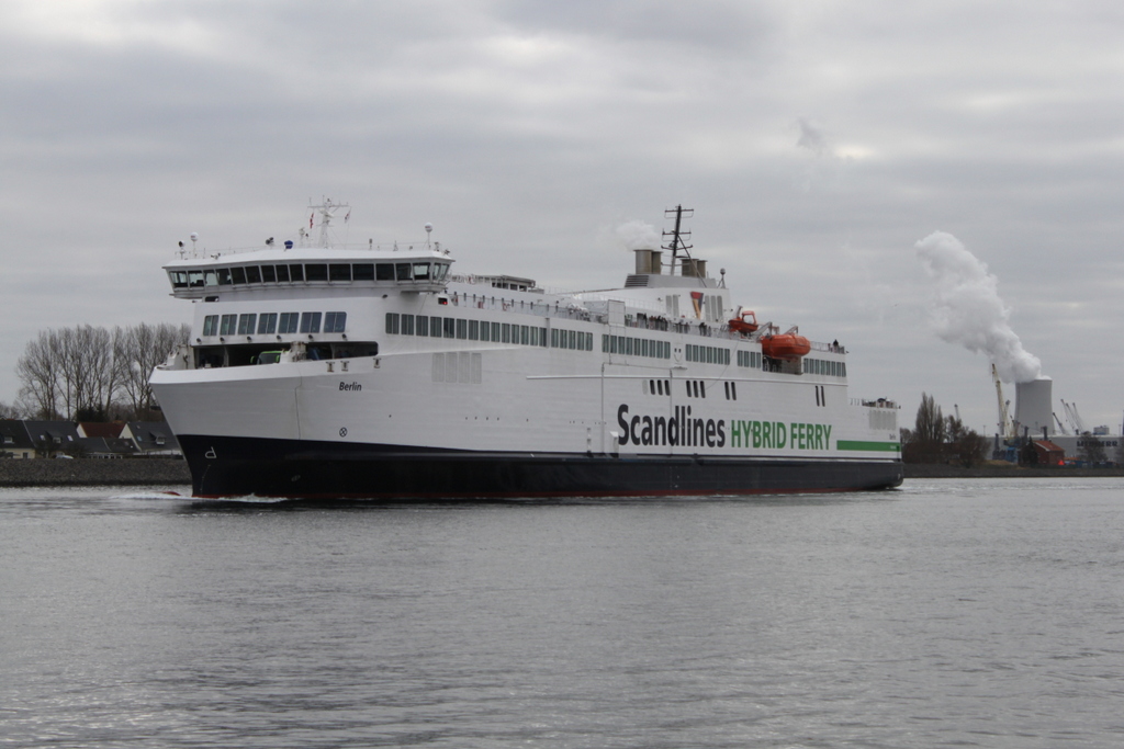 die Scandlines Hybrid Ferry Berlin auf ihrem Seeweg von Rostock-berseehafen nach Gedser beim Auslaufen am 18.02.2018 in Warnemnde, an Bord befand sich noch Flixbus/Meinfernbus.