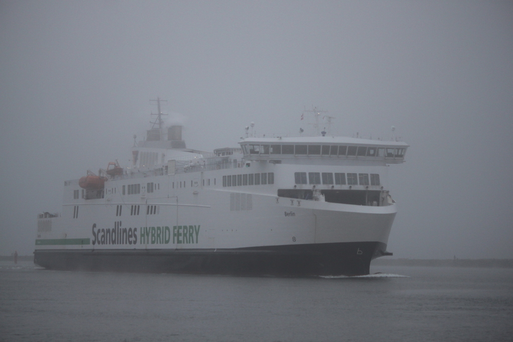 Die Scandlines Hybrid Ferry Berlin auf ihrem Seeweg von Gedser nach Rostock-Überseehafen beim Einlaufen bei sehr dichten Nebel in Warnemünde.20.01.2019