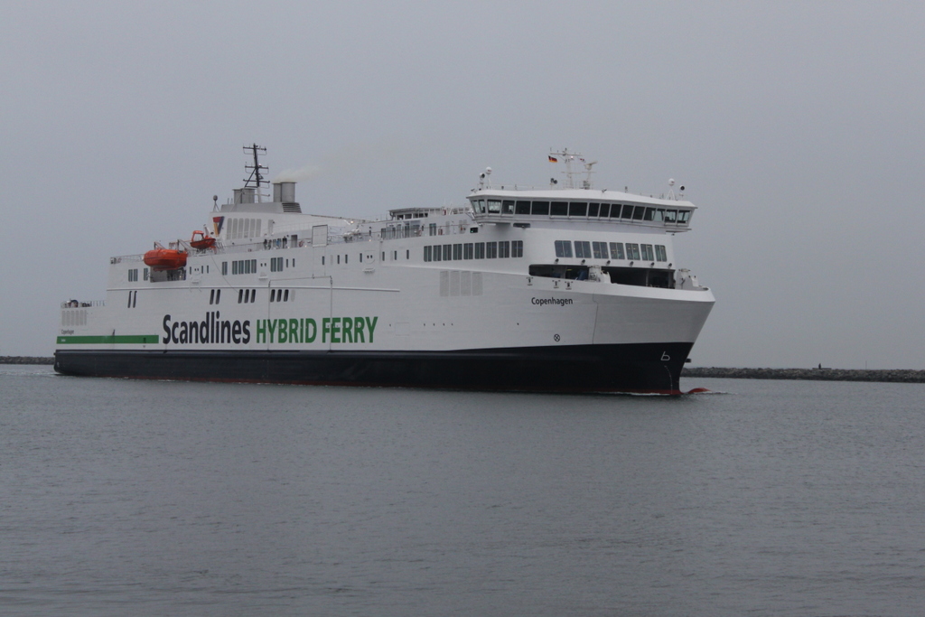 Die Scandlines Hybrid Ferry Copenhagen auf dem Weg von Gedser nach Rostock-berseehafen beim Einlaufen in Warnemnde.21.01.2017
