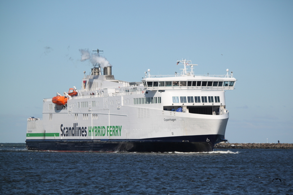 die Scandlines Hybrid Ferry Copenhagen auf ihrem Weg von Gedser nach Rostock-berseehafen beim Einlaufen in Warnemnde am 18.03.2018