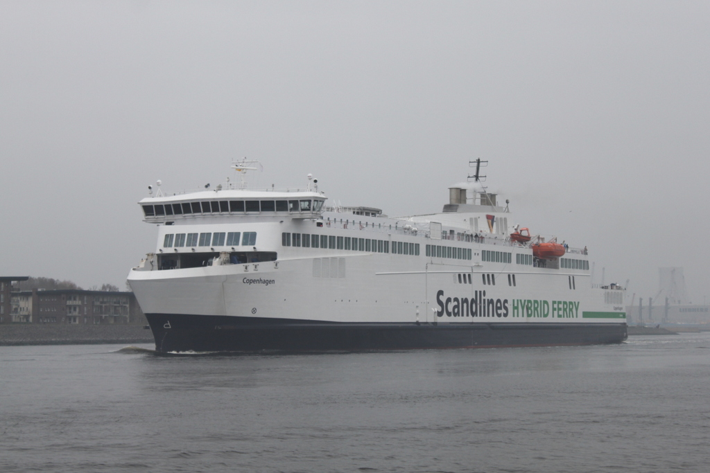 die Scandlines Hybrid Ferry Copenhagen auf ihrem Seeweg von Rostock-Überseehafen nach Gedser beim Auslaufen am 15.04.2018 in Warnemünde