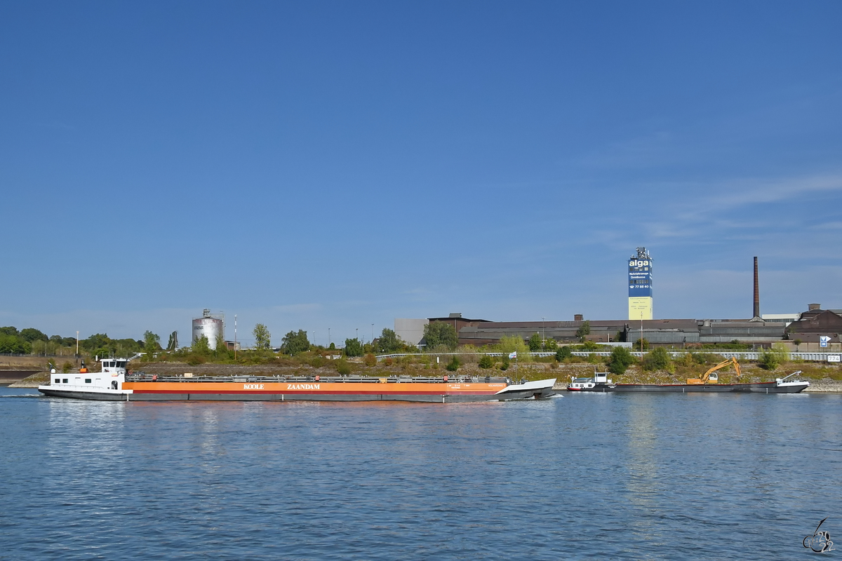 Die Schiffe VOLHARDING VII (ENI: 02015882) und CHRISTINE (ENI: 04200930) waren im August 2022 auf dem Rhein bei Dusiburg zu sehen.