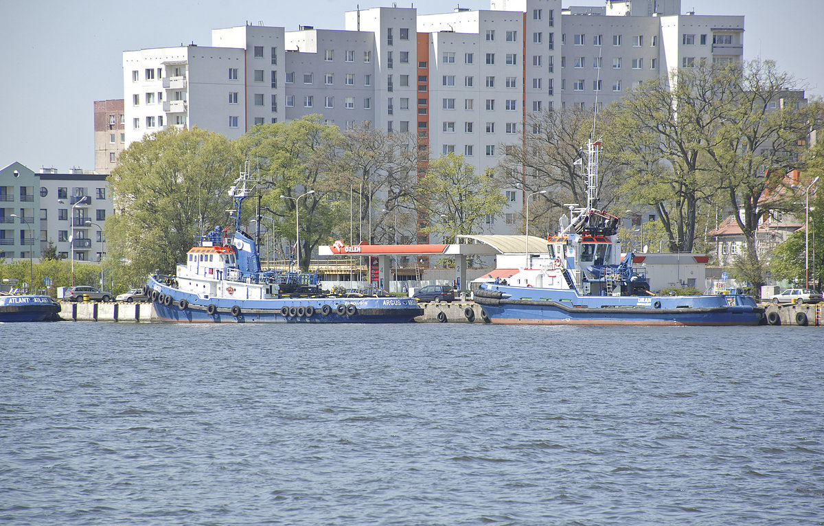 Die Schlepperboote Argus, rechts, und Uznam, links, im Hafen von Świnoujście (Swinemünde). Aufnahme: 7. Mai 2016.