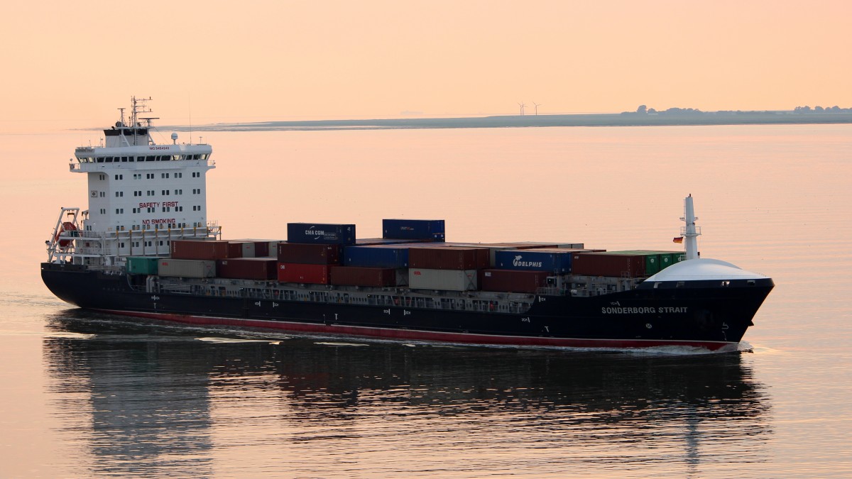 Die Sonderbolg Strait am 17.07.2014 auf der Elbe vor Brunsbüttel.