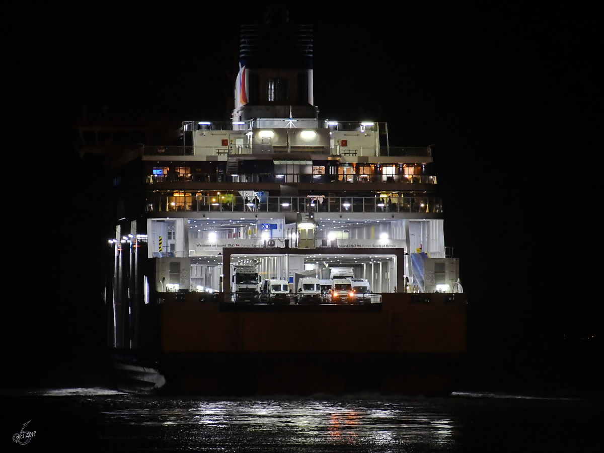 Die Spirit of Britain von P&O Ferries verschwindet in die Dunkelheit. (Juli 2019)