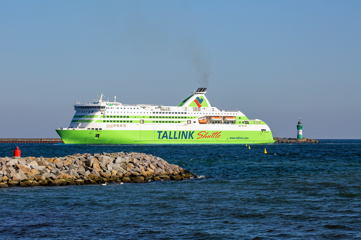 Die STAR der estnischen Fährreederei Tallink auf der neuen Fährverbindung zwischen Tallinn und Sassnitz, einlaufend in den Fährhafen Mukran. - 23.03.2020

