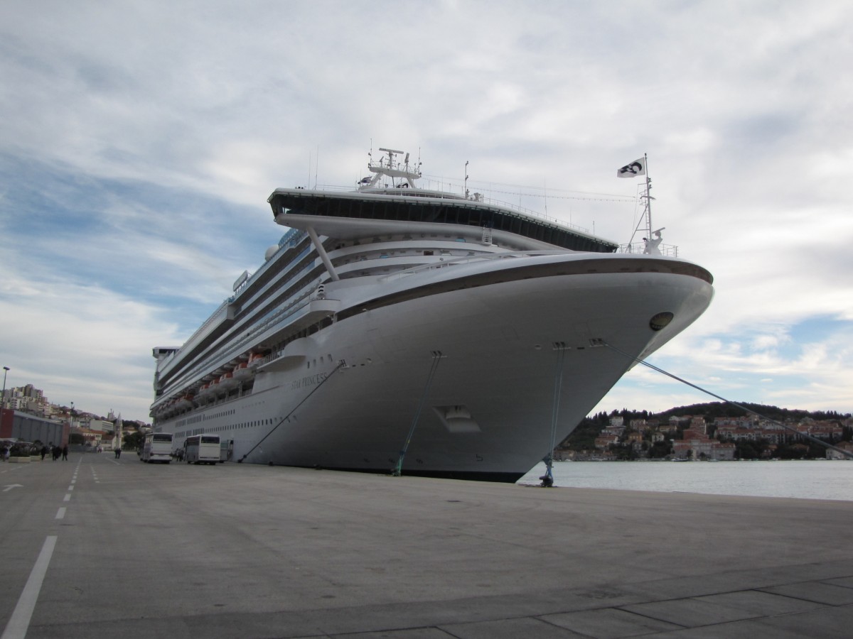 Die Star Princess ist ein Kreuzfahrtschiff der US-amerikanischen Reederei Princess Cruises, die zum britisch-US-amerikanischen und weltgrößten Kreuzfahrtunternehmen Carnival Corporation & plc gehört. Sie ist ein Schwesterschiff der Grand Princess und der Golden Princess. Hier fotografiert am 12.11.2010 im Hafen von Dubrovnik