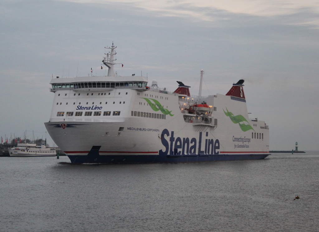 Die StenaLine Fhre Mecklenburg-Vorpommern auf dem Seeweg von Trelleborg nach Rostock-berseehafen beim Einlaufen in Warnemnde am Morgen des 17.05.2017 gegen 05:35 Uhr.