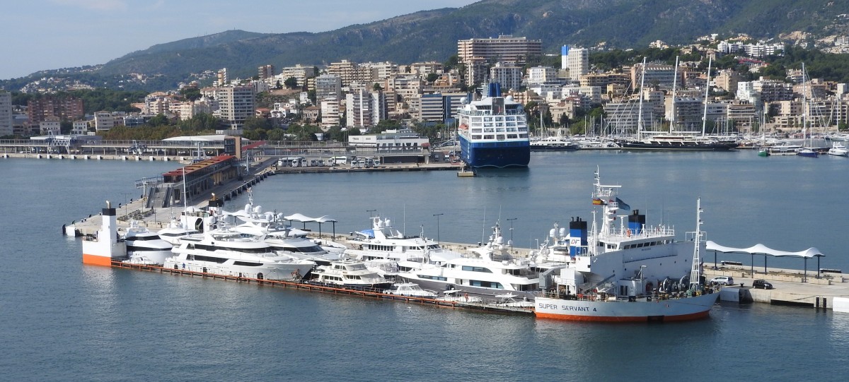 Die  Super Servant 4  am 16.10.2015 im Hafen von Palma .
diese Schiff ist zum Transport von Yachten geeignet.