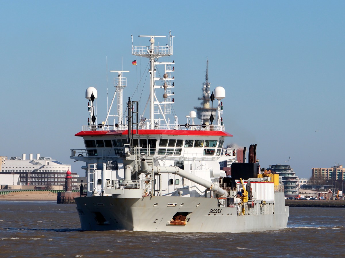 Die Taccola am 11.03.2014 auf der Weser vor Bremerhaven. Sie ist 95m lang und 21m breit.