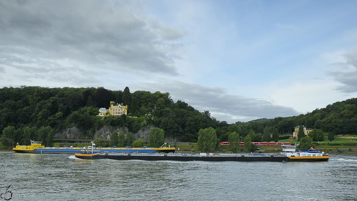 Die Tankmotorschiffe ADRIAN (ENI: 04808730) und PIZ LINARD (ENI: 02338479) begegnen sich auf dem Rhein, so gesehen Anfang August 2021 bei Remagen.