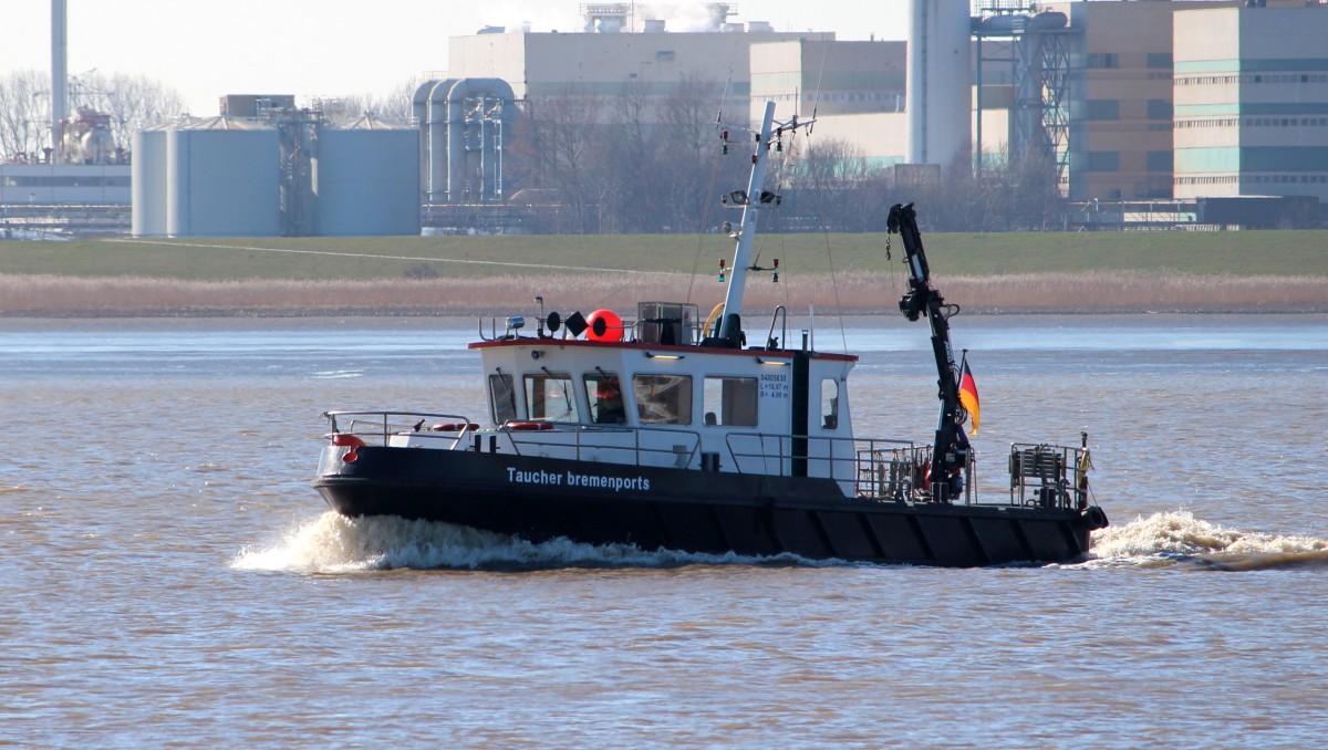 Die Taucher Bremenports am 11.03.2014 auf der Weser vor Bremerhaven. Sie ist 16,97m lang und 4,9m breit.