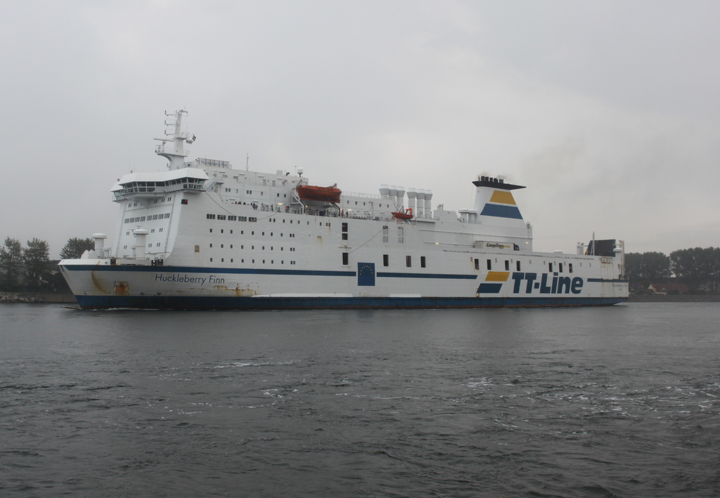 Die TT-Line Fhre Huckleberry Finn auf ihrer berfahrt von Rostock-berseehafen nach Trelleborg beim auslaufen in Warnemnde.16.08.2015