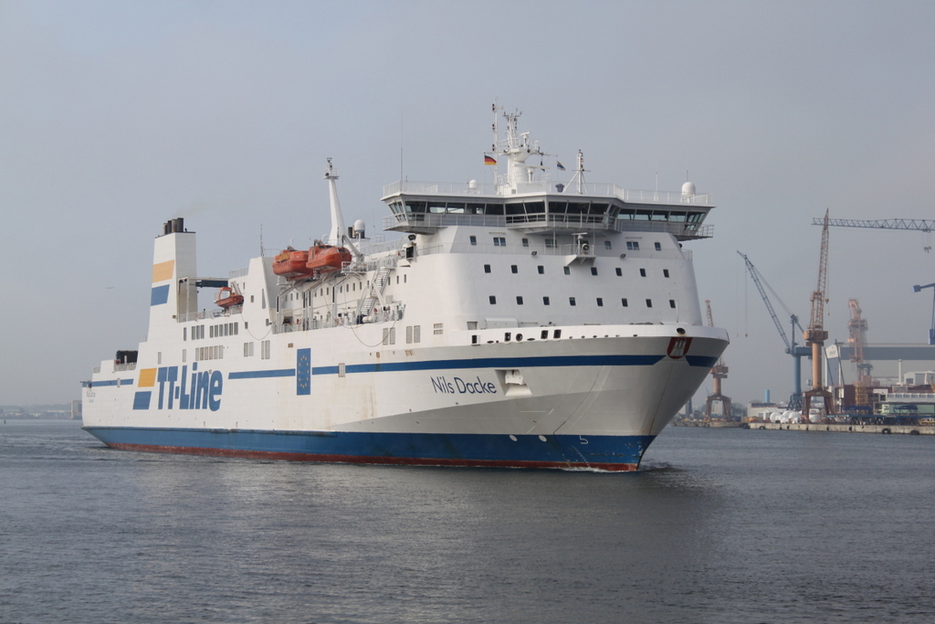 Die TT-Line Fähre Nils Dacke auf ihrem Seeweg von Rostock-Überseehafen nach Trelleborg beim Auslaufen am 18.05.2019 in Warnemünde.
