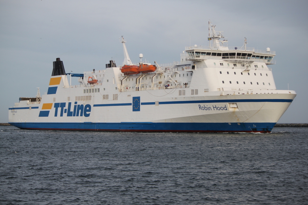 Die TT-Line Fähre Robin Hood auf ihrem Seeweg von Travemünde nach Trelleborg via Rostock-Überseehafen beim Einlaufen in Warnemünde.22.12.2017
