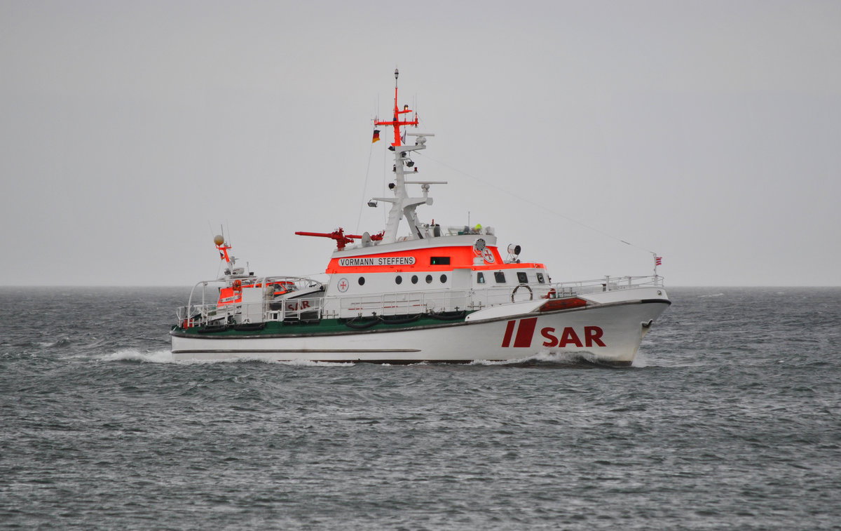 Die  Vormann Steffens  der DGzRS bei der Einfahrt in den Rostocker Hafen bei stürmischen Frühlingswetter im Mai 2014.