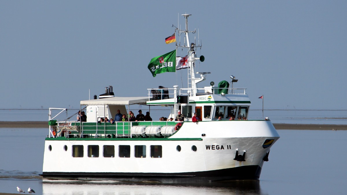 Die Wega 2 am 03.05.2013 bei der Einfahrt in den Hafen von Fedderwardersiel. Die Wega 2 ist 20m lang und 6m breit.