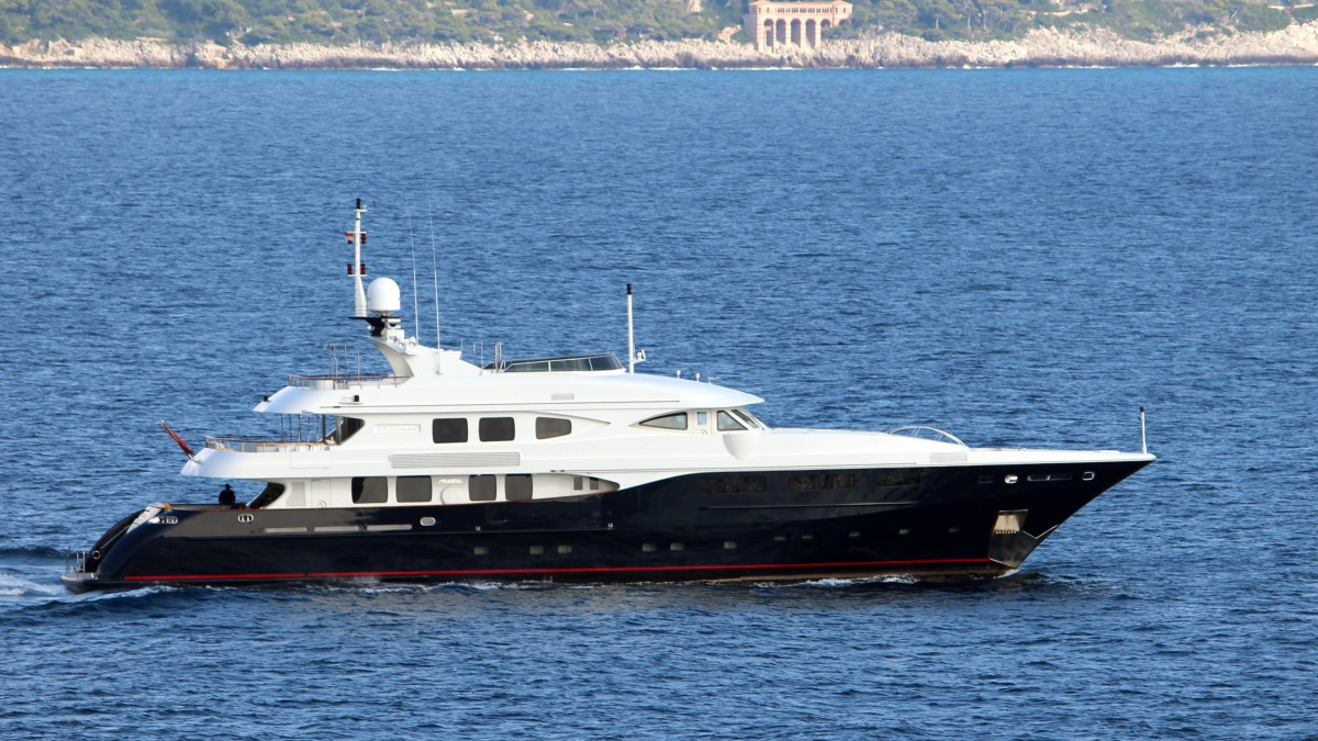 Die Yacht Lighea am 28.10.2013 bei der Ausfahrt aus dem Hafen von Monte Carlo.