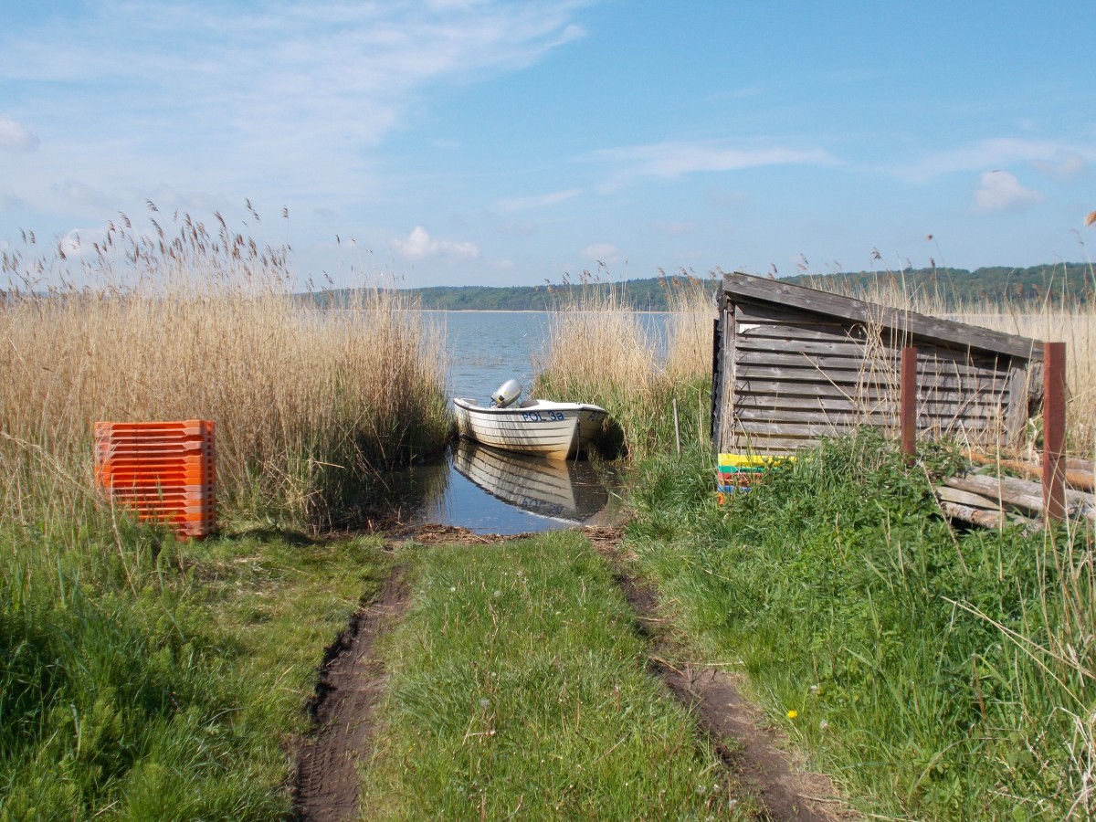 Dieses kleine Fischerboot lag,am 16.Mai 2014,in einer Bucht in Lietzow.