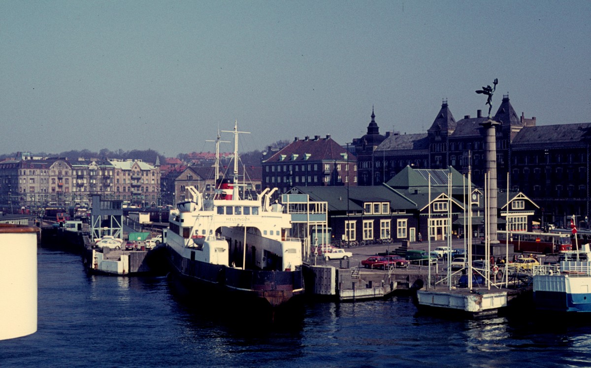 DSB-Eisenbahnfähre  MF Helsingør  im Fährbett im Hafen von Helsingborg am 11. April 1974.
