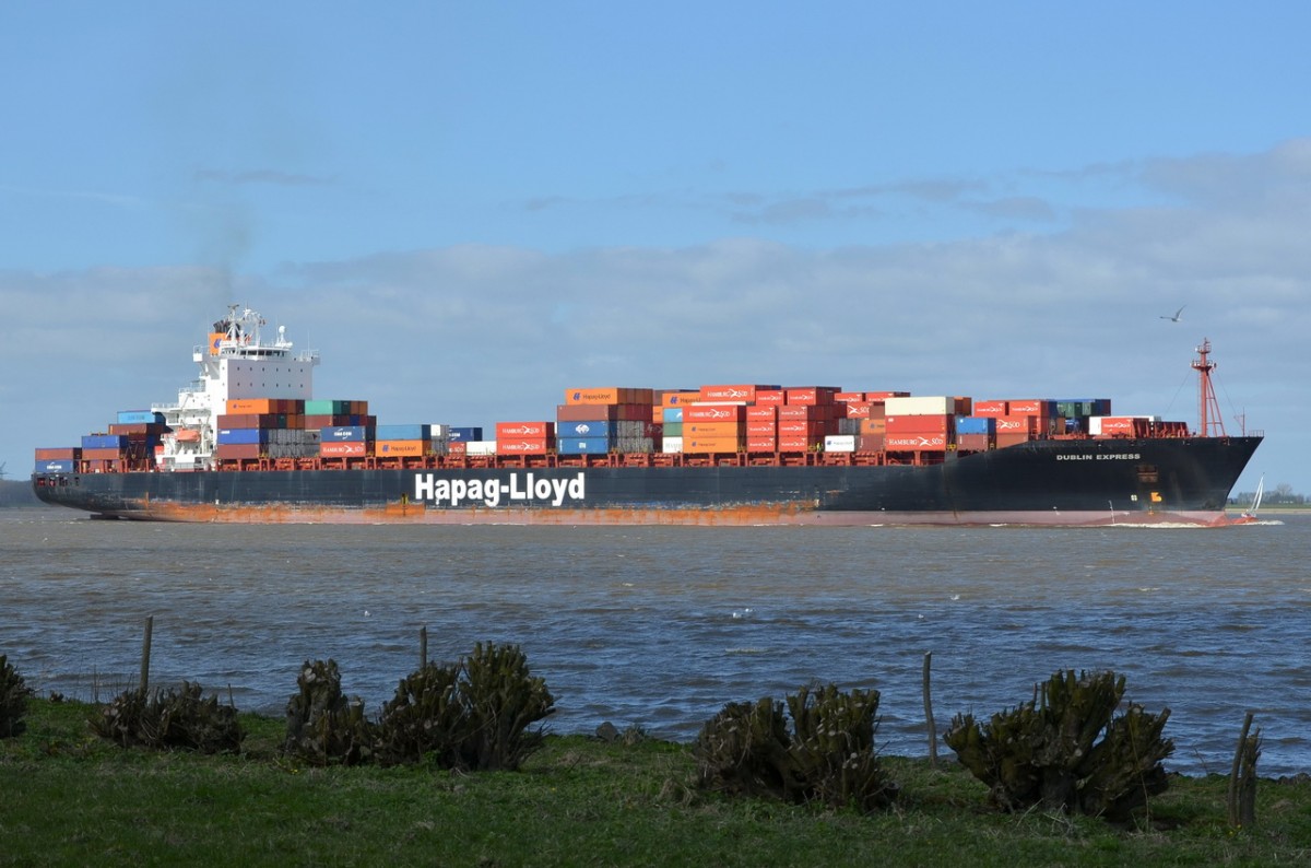 DUBLIN EXPRESS   Containerschiff Lühe  03.04.2015   IMO 9232577  gebaut  2002
281 x 32m   TEU  4115

