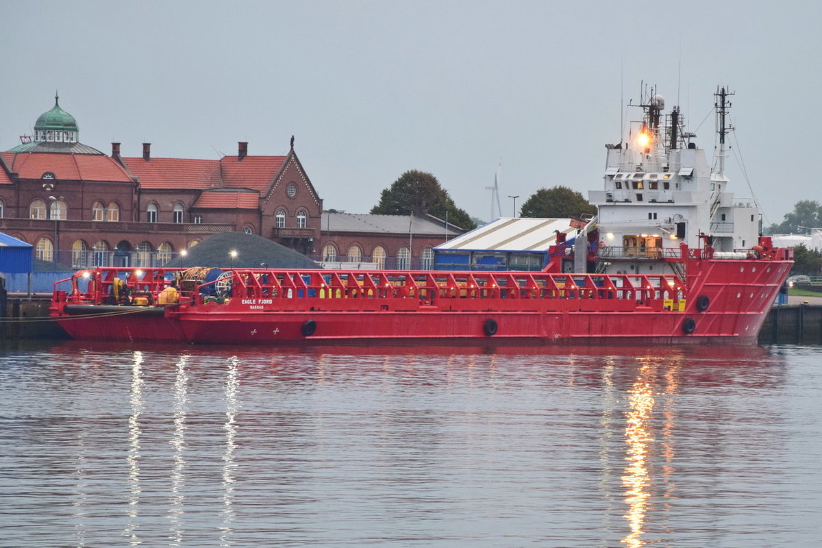 EAGLE FJORD ,  Offshore Supply Ship , IMO 8211863 , Baujahr 1983 ,  88m × 18m ,am 06.09.2018 im Hafen von Cuxhaven  