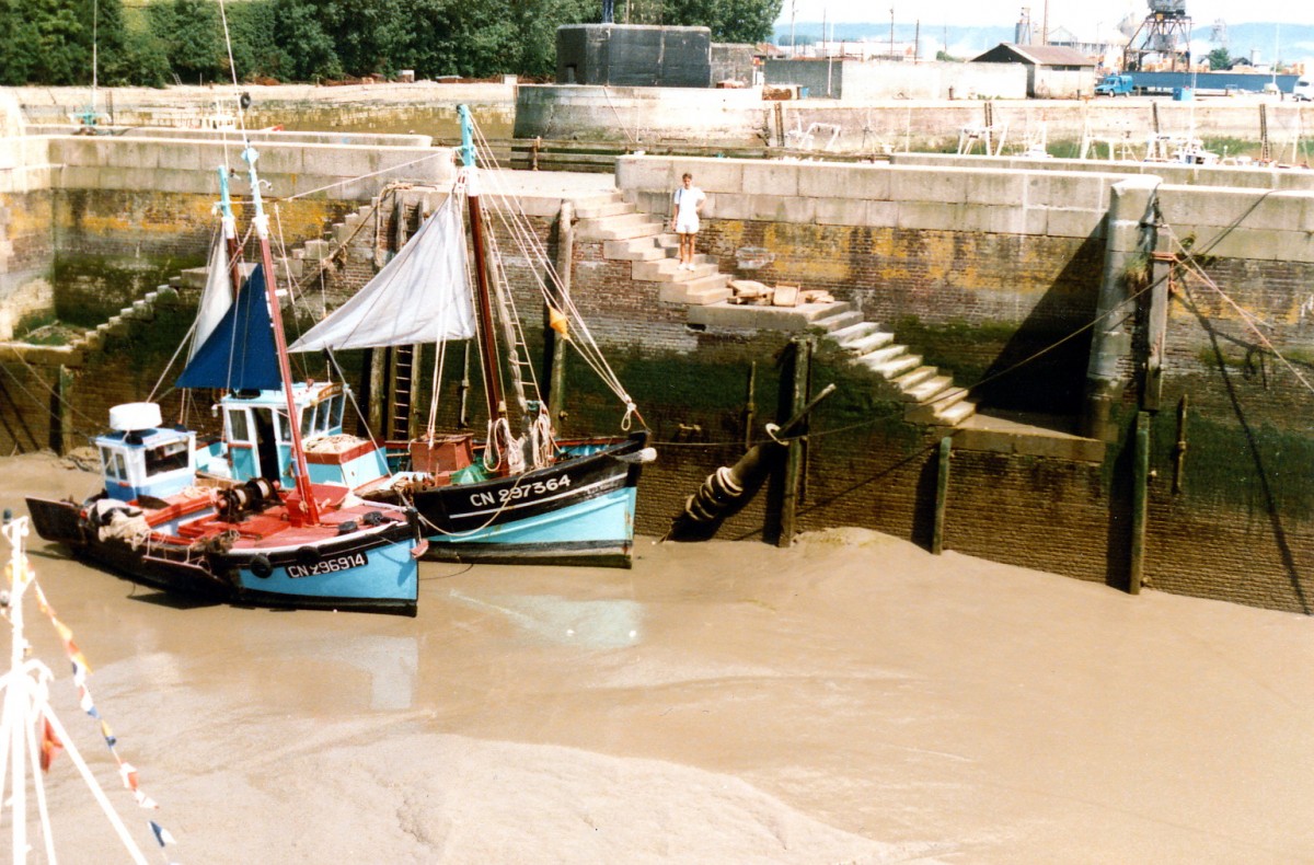Ebbe im Hafen von Honfleur (Quai Saint-Étienne). Aufnahme: Juni 1985 (digitalisertes Negativfoto).