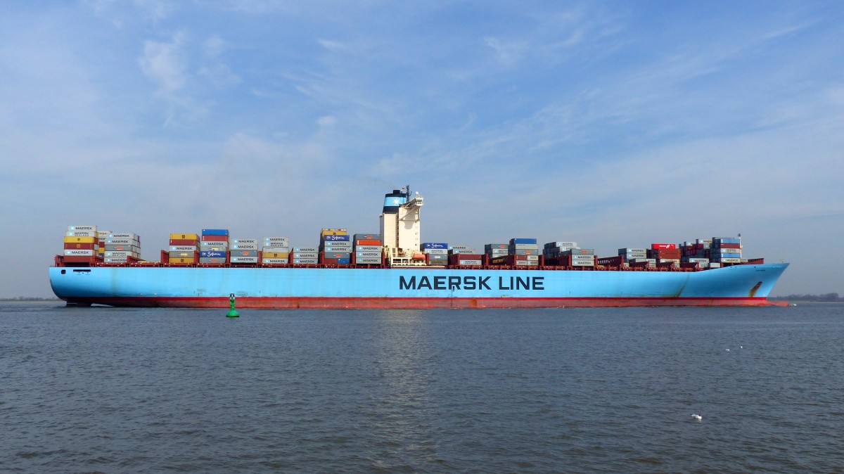  Edith Maersk  Kurs Hamburg am 18.03.2015
overall length (m): 397,70 
  overall beam (m): 56,40 
  maximum draught (m): 16,00 
 maximum TEU capacity: 15500 
     deadweight (ton): 152.800  
