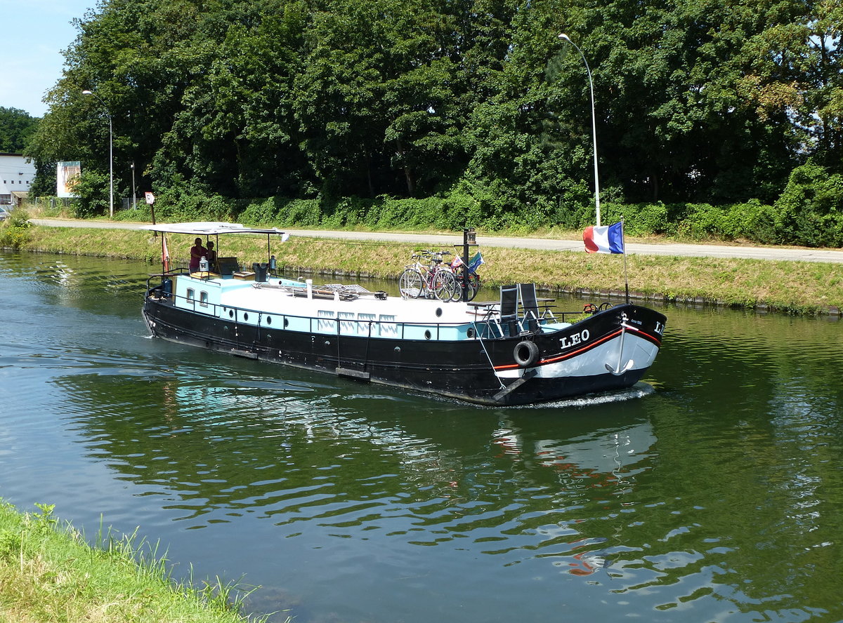 ehemaliges Frachtschiff  LEO , umgebaut zum Hausboot auf dem Rhein-Marne-Kanal in Straburg, Aug.2016