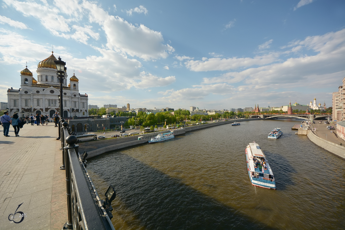 Ein Blick auf den Fluss Moskwa mit der Christ-Erlöser-Kathedrale auf der linken Seite und im Hintergrund natürlich der Kreml. (Moskau, Mai, 2016)