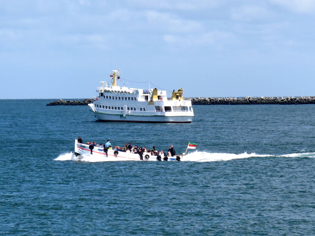 Ein Börteboot bringt Passagiere von der M/S  Atlantis  nach Helgoland. Im Hintergrund liegt die M/S  Lady von Büssum ; 08.06.2015