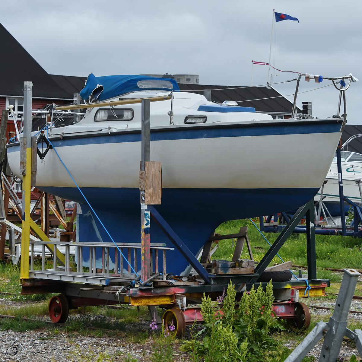 Ein Boot auf Schienen Anfang Juni 2018 von Aalborg. (Gelände ist frei zugänglich)