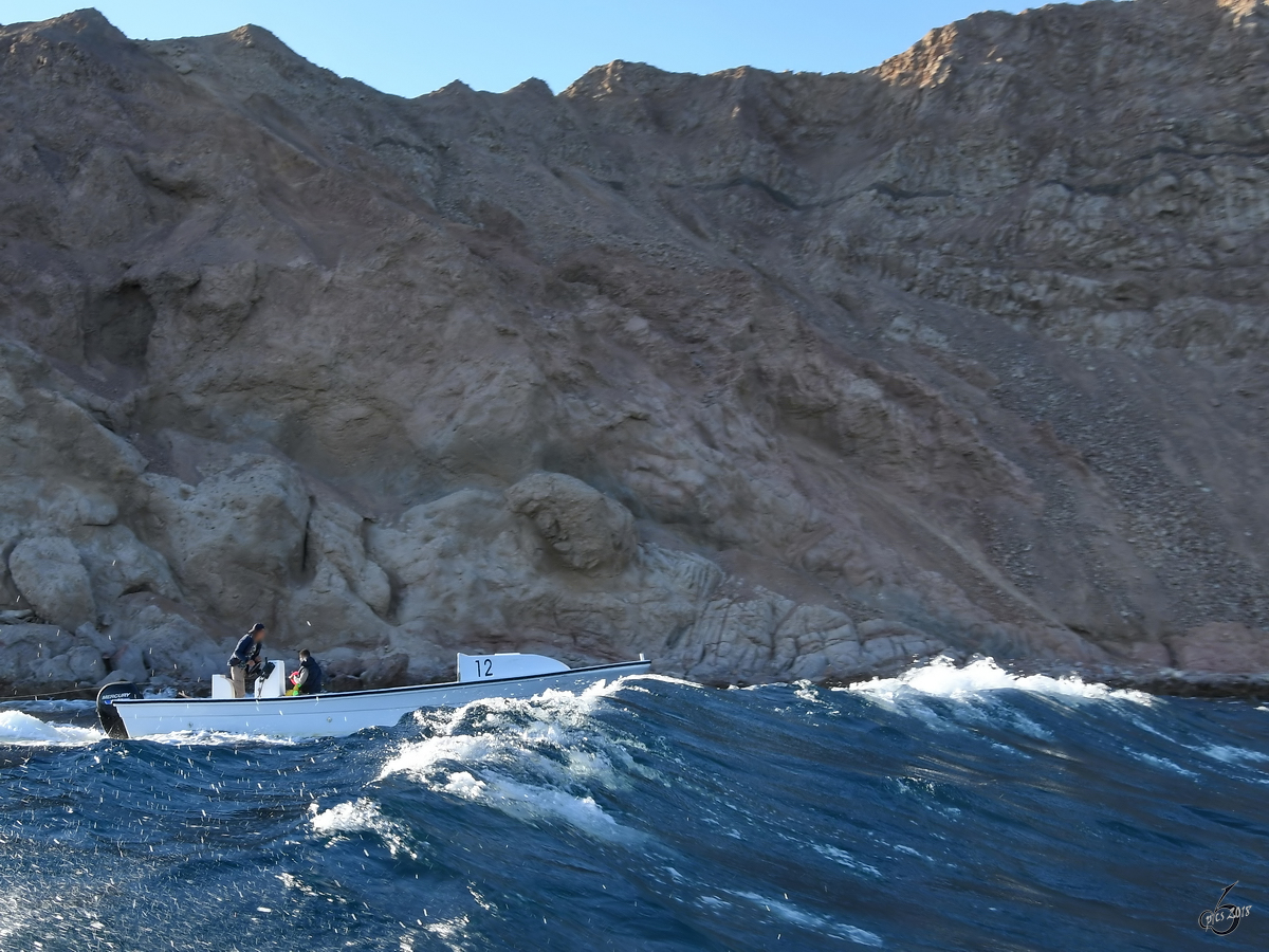 Ein Motorboot auf dem Roten Meer. (Dahab, Dezember 2018)