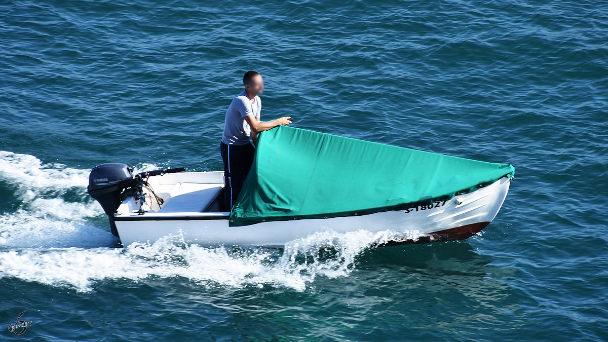 Ein Motorboot, gesehen im Oktober 2017 im Hafen von Valletta.