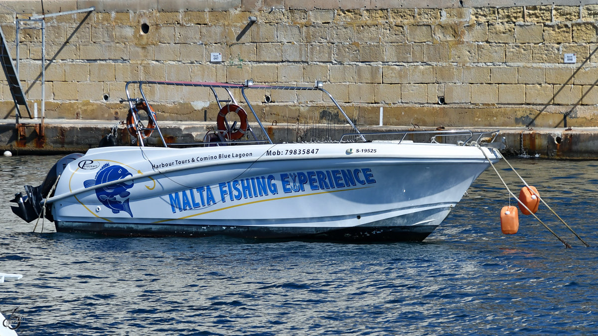 Ein Motorboot im Marsamxett Hafen. (Sliema, Oktober 2017)