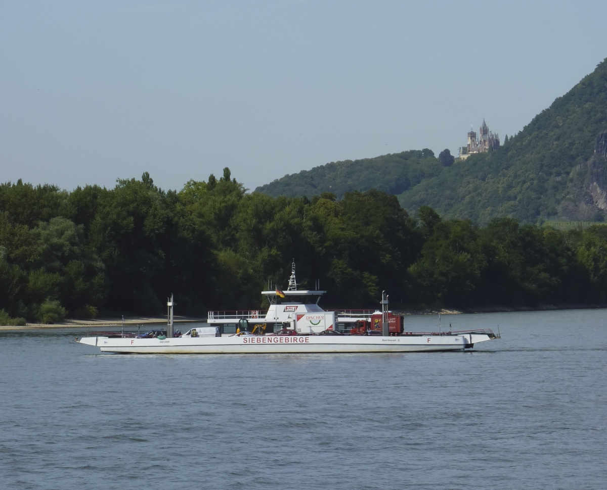 Ein neues Fährschiff (Siebengebirge) gibt es auch zwischen Bad Honnef und Rolandseck. Im Hintergrund ist noch die Drachenburg bei Königswinter zu erkennen. 26.08.2016
