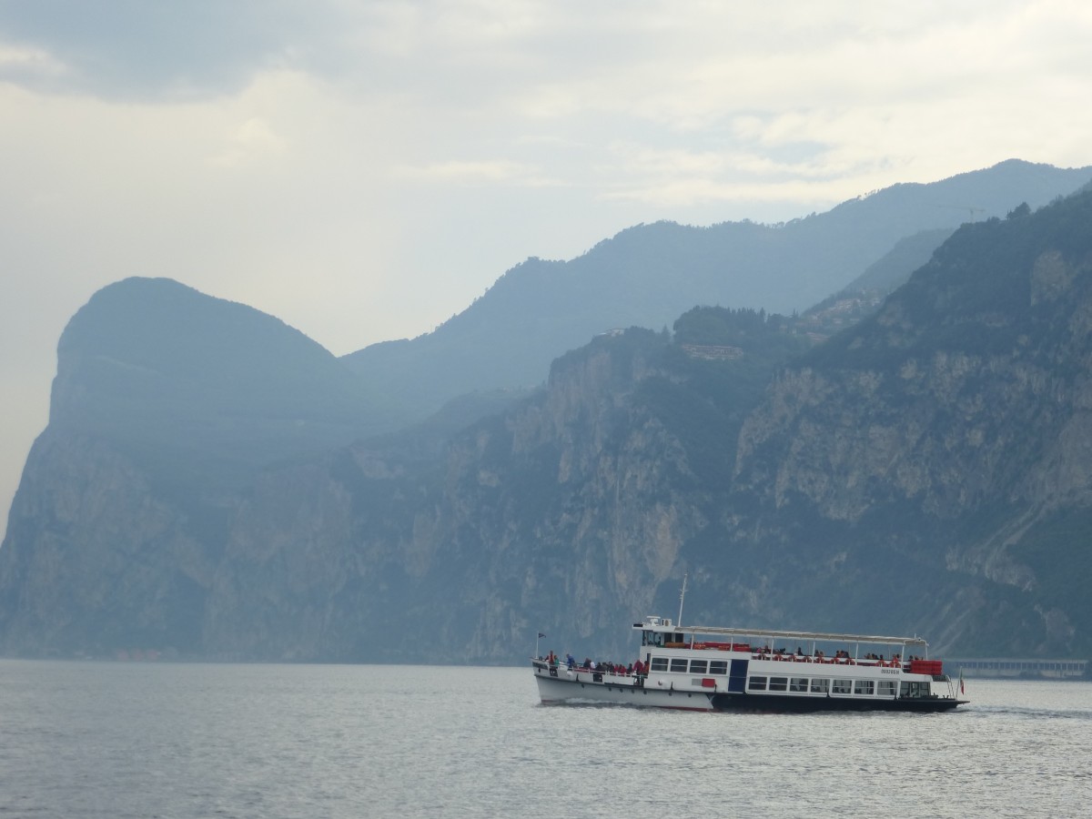Ein Personenschiff fährt hier am 20.05.2014 auf dem Gardasee.