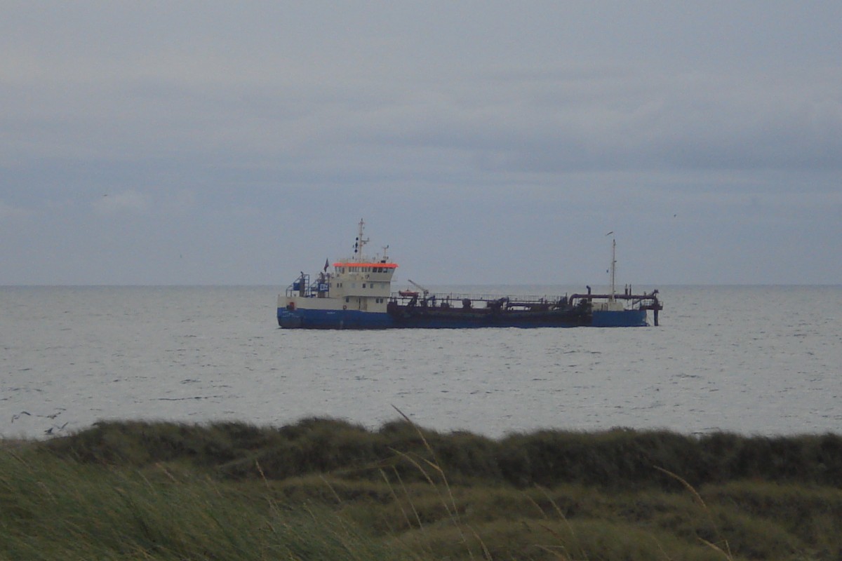 Ein Pumpenschiff liegt vor der Küste von Grenen bei Skagen. Oktober 2014