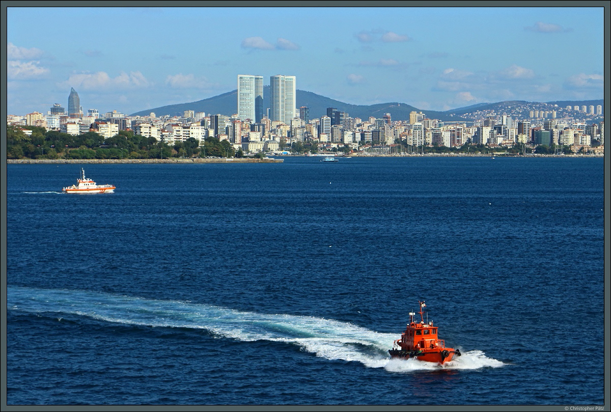 Ein türkisches Lotsenboot nähert sich vor der Bosporuspassage in weitem Bogen dem Schiff. (Istanbul, 09.09.2019)