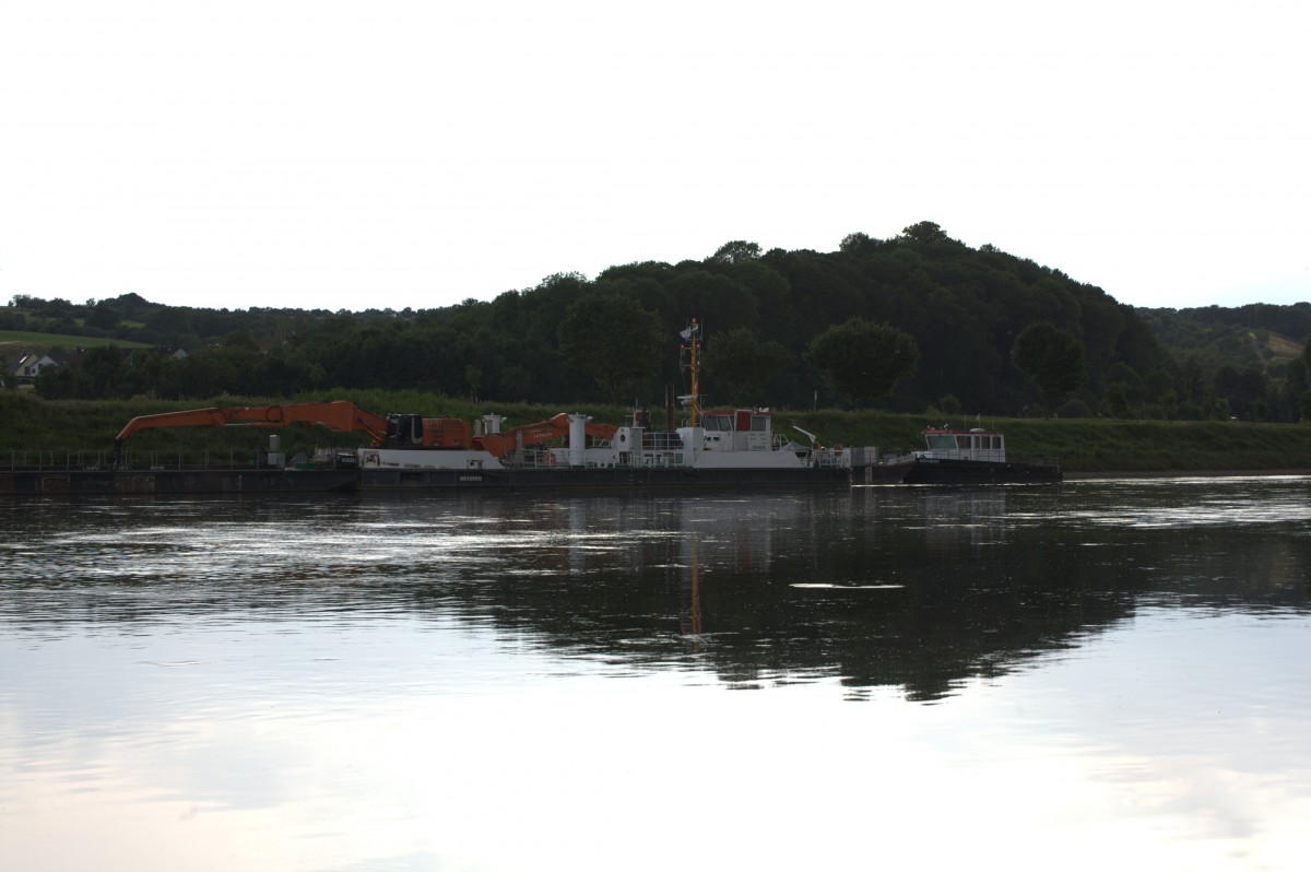 Ein Wasserbau Arbeitsschiff ankert in Gauernitz. 16.06.2014 19:10 Uhr.