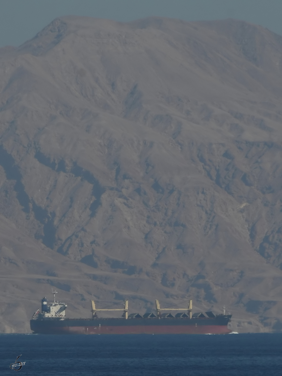 Ein weit entferntes Frachtschiff auf dem Roten Meer. (Scharm El-Scheich, Dezember 2018)