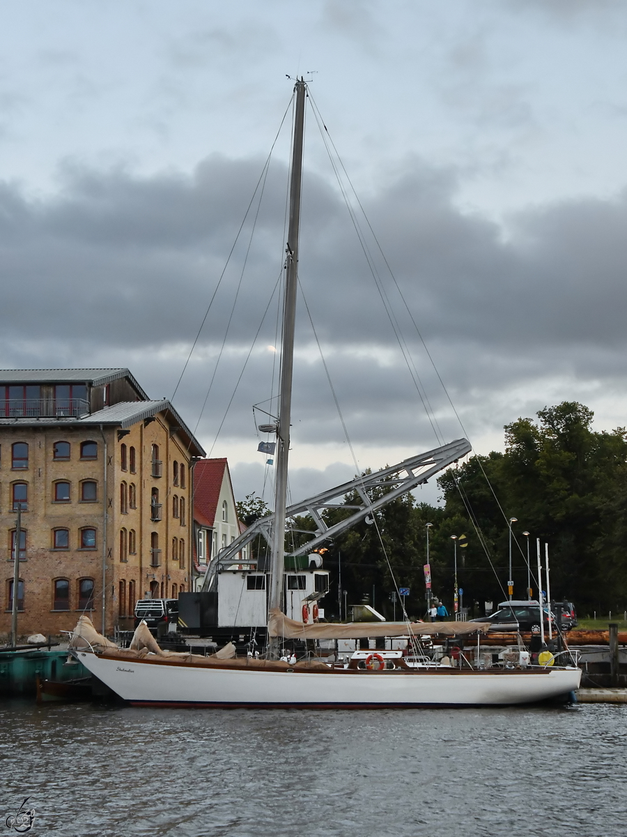 Eine klassische Segelyacht mit den Namen SHELMALIER OF ANGLESEY aus dem Jahr 1965 ist im Museumshafen Greifswald zu sehen. (August 2021)