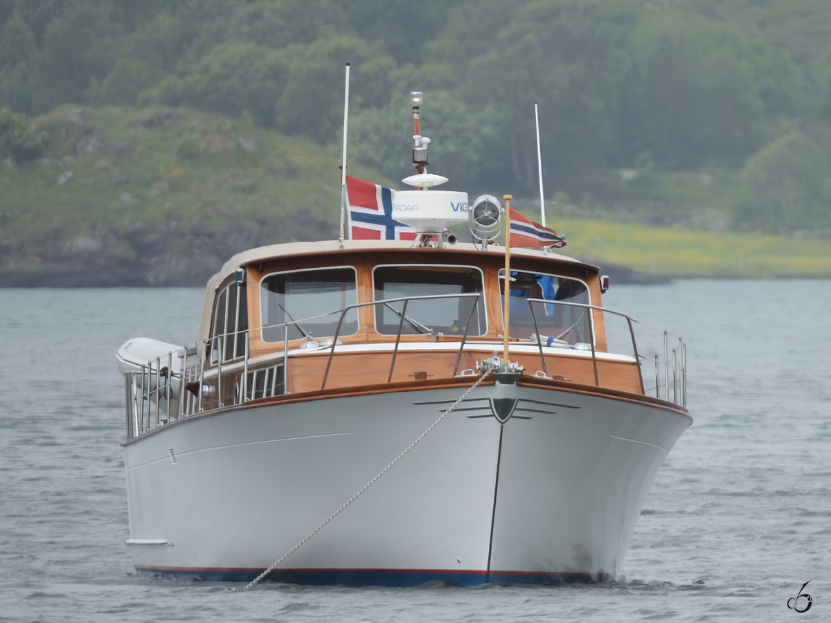 Eine norwegische Yacht in der Bucht Sømmevågen. (Sola, Juni 2017)