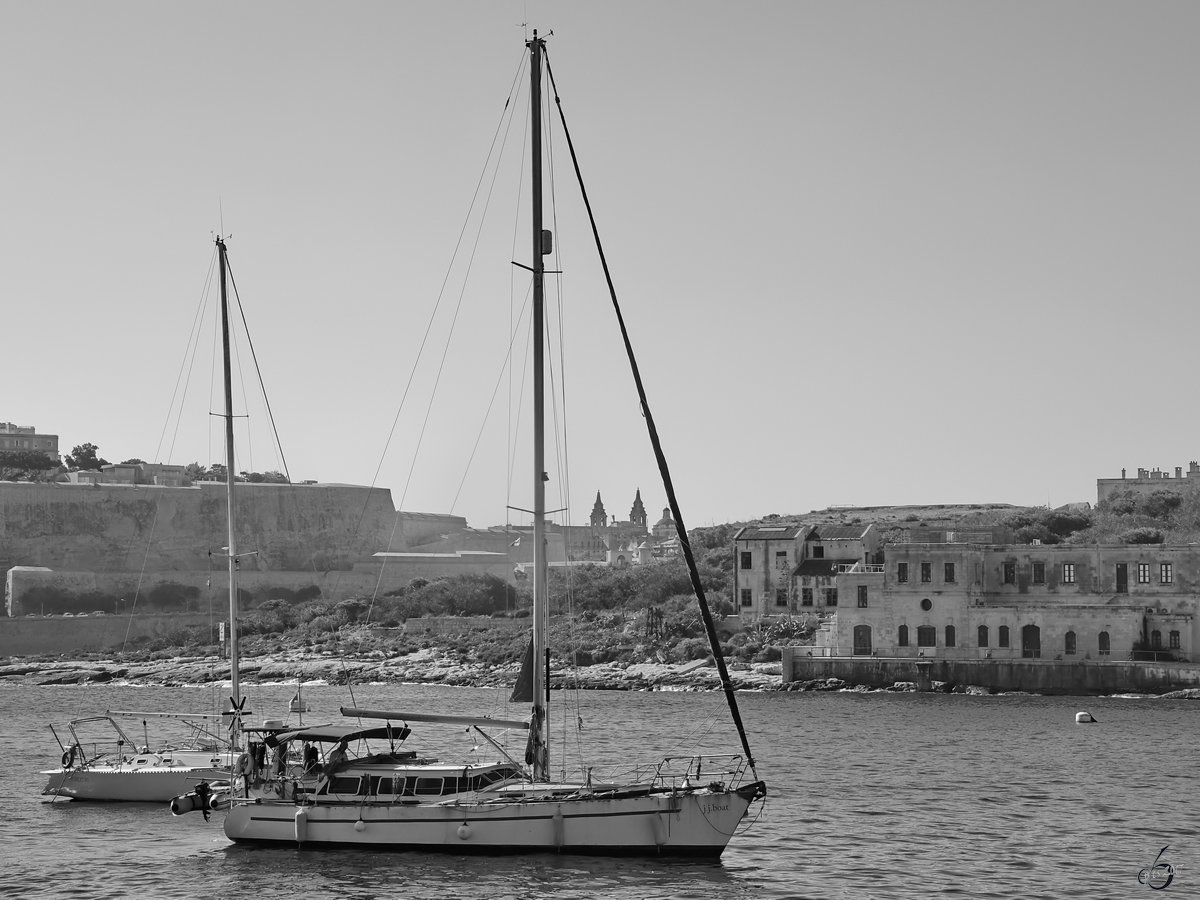 Eine Segelyacht im Marsamxett Hafen. (Sliema, Oktober 2017)