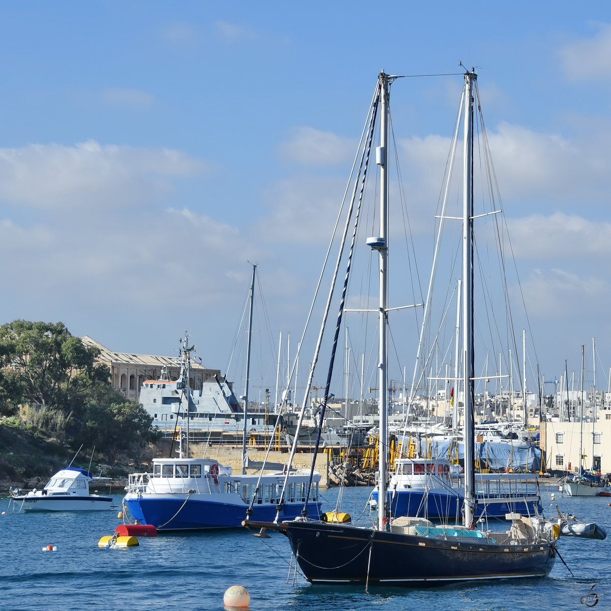 Eine Segelyacht im Marsamxett Hafen. (Valletta, Oktober 2017)