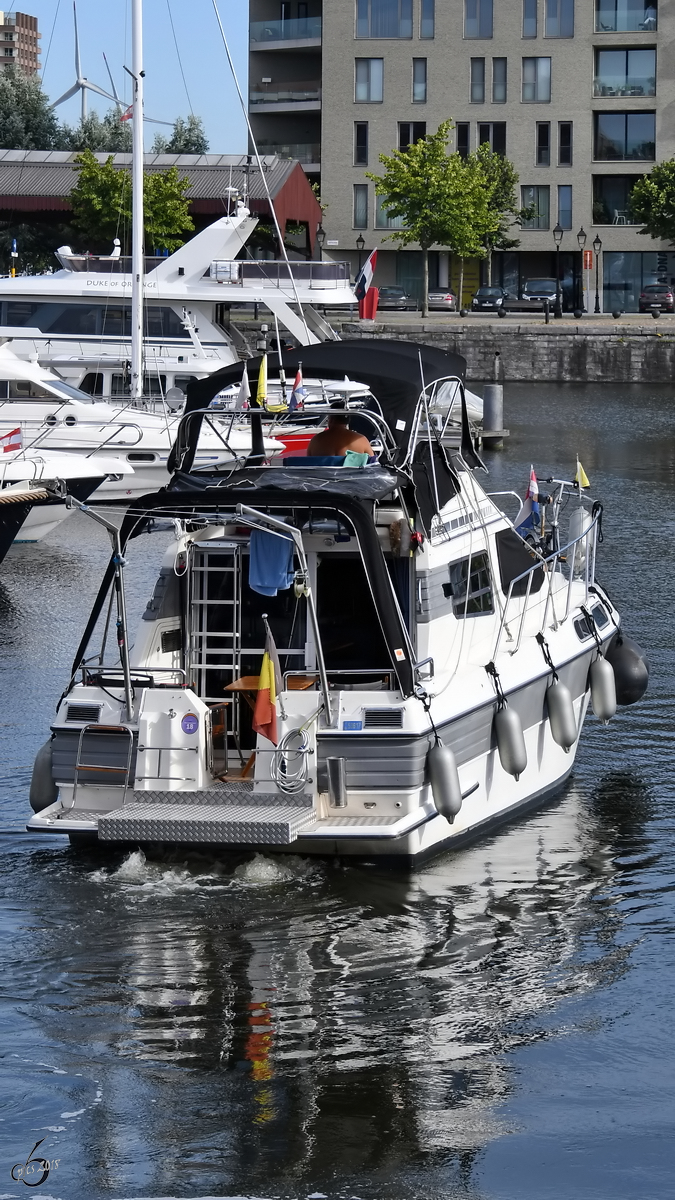 Eine Yacht verlässt Ende Juli 2018 den Yachthafen Willemdok in Antwerpen.