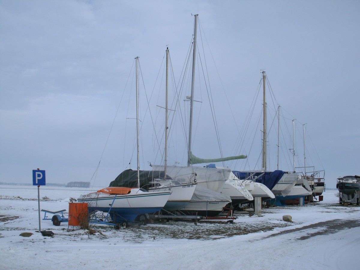 Einmaster auf dem Trocknen,am 01.Februar 2014,im Hafen von Stahlbrode.