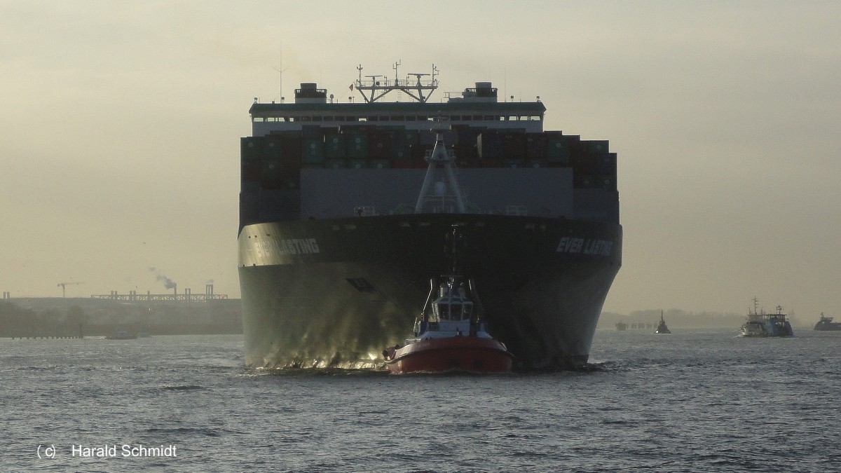EVER LASTING  (IMO 9595450) am 3.6.2013, Hamburg einlaufend unter Assistenz von ZP BOXER, Höhe Bubendeyufer  /
Containerschiff  / BRZ 98.882 / Lüa 334,98m, B 45,8 m, Tg 14,2 m / 1 MAN B&W 9K98ME-7, 2-Takt Diesel,  56.070 kW, (76.234 PS),  24,5 kn / TEU 8.452 / gebaut 2012 in Süd-Korea  / Flagge, UK  /
Das Schiff gehört zur Ever-Line L-Klasse. Sie zählen z.Zt. zu den Post-Panmax-Schiffen (können den Kanal aufgrund ihrer Abmessungen also nicht befahren) und werden nach Fertigstellung der  neuen Schleusen zu Neopanmax-Schiffen, da sie dann den Kanal befahren können.
