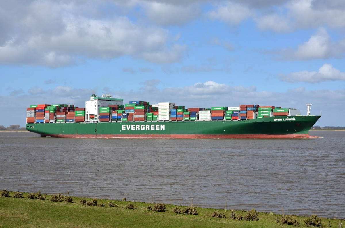 EVER LAWFUL   Containerschiff  Lühe  03.04.2015  IMO 9595498  gebaut  2012
335 x 46m   TEU  8452
