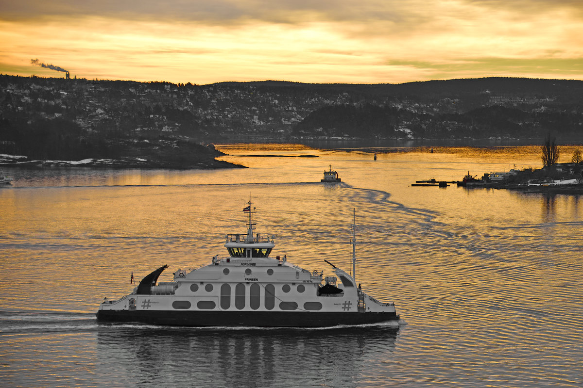 Fähre PRINSEN (IMO 9481207) im Licht der am 10.02.2015 aufgehenden Sonne. Oslofjord, Norwegen. Das im Jahr 2009 gebaute Schiff ist 50 m breit und 12 m breit.